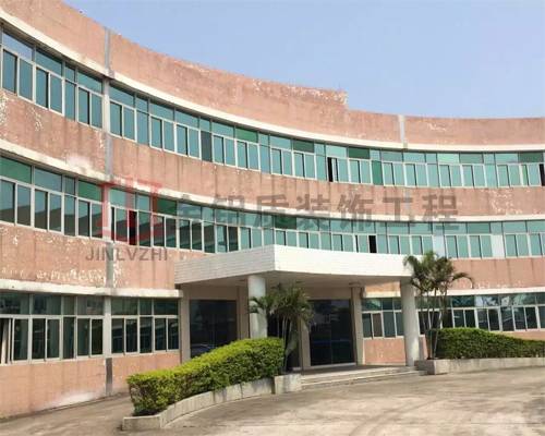 辦公樓鋁單板翻新效果前后對(duì)比，這是沒有裝飾的舊樓