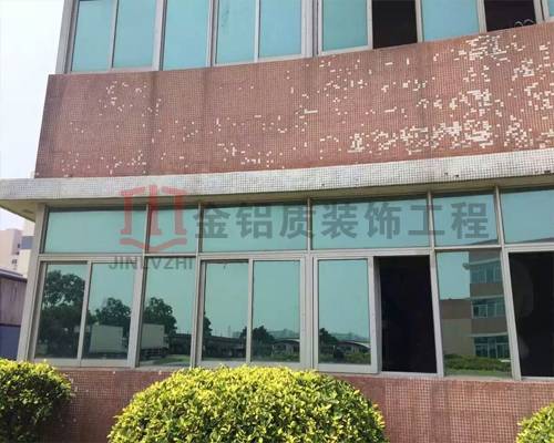 舊辦公樓特寫，在沒有鋁單板翻新前的照片真破舊